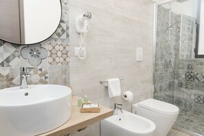 Standard Double or Twin Room | Bathroom | Shower, bidet, towels
