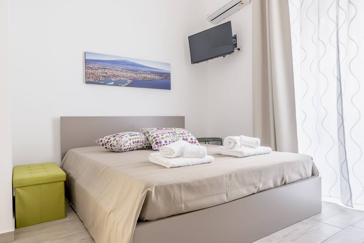 Comfort Double Room | Minibar, in-room safe, desk, laptop workspace