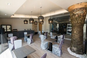 朝食 (ビュッフェ)、毎日提供 (無料)