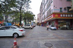 Free self parking - Dongguan Hongdu Hotel (Dongguan)