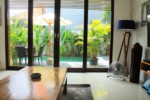 Villa Deluxe, 3 habitaciones | Área de sala de estar | Televisión LCD de 50 cm con canales por cable y televisión 