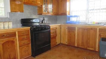 Großer Kühlschrank, Mikrowelle, Ofen, Herdplatte