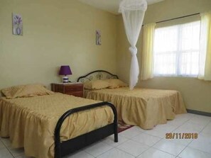 Tabla de planchar con plancha y ropa de cama 