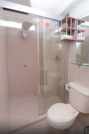 Shower, rainfall showerhead, free toiletries, hair dryer