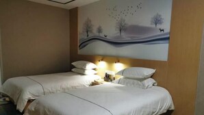 Een hotelkamer met twee bedden, een nachtkastje en een aan de muur hangend landschapsbeeld.