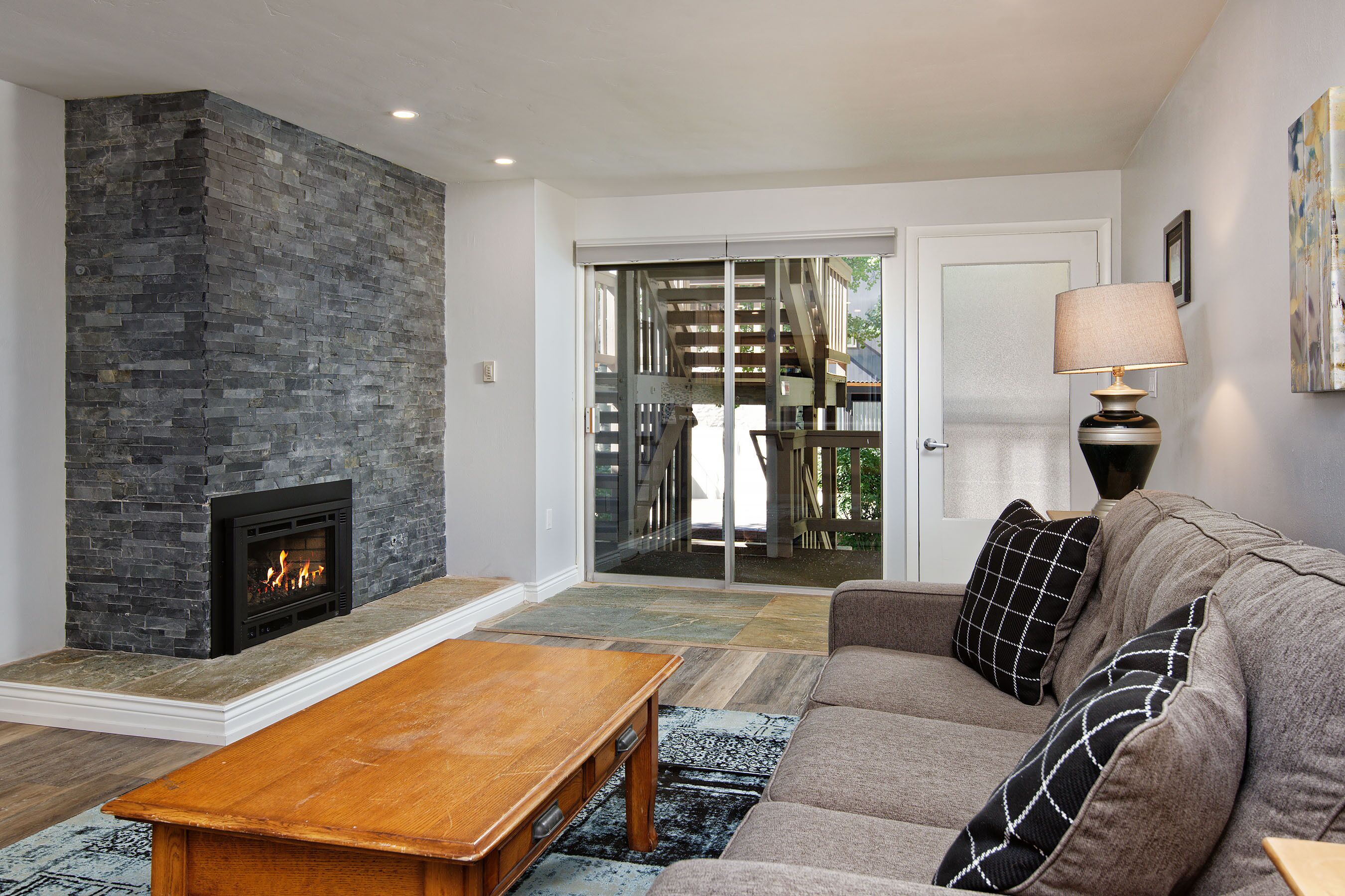 Een open haard, een filmbibliotheek en een stereo