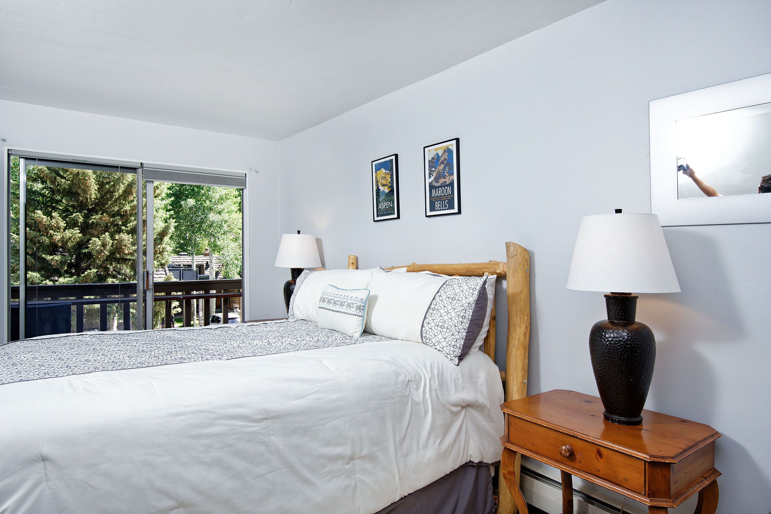 1 slaapkamer, een bureau, een strijkplank/strijkijzer, reisbedje