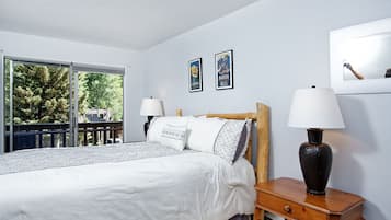 1 slaapkamer, een bureau, een strijkplank/strijkijzer, reisbedje