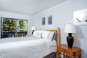 1 chambre, bureau, fer et planche à repasser, lit de bébé portatif