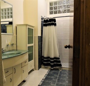 Dusche, Haartrockner, Handtücher, Seife