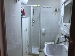 Shower, hair dryer, bidet - VIILLA PAOLA 4 beds, private garden in the Residence Villa Carla (Vieste)
