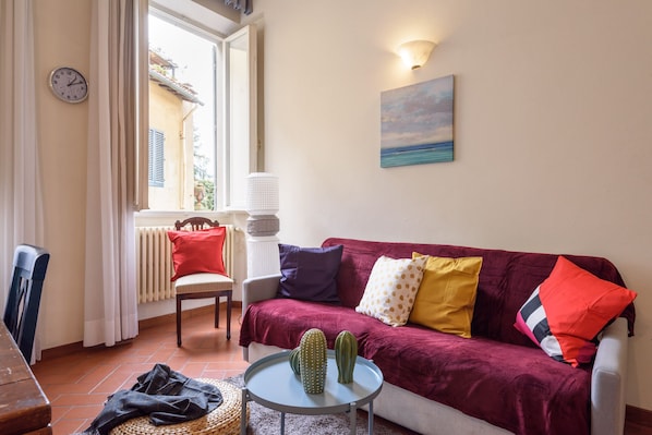 Tv, böcker och en stereo