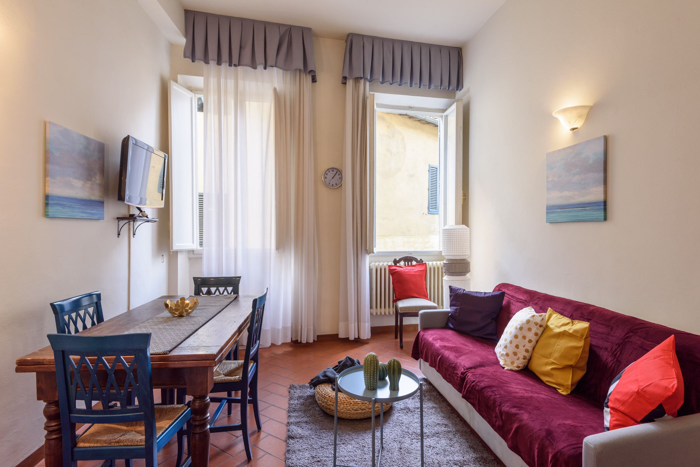 Fernseher, Bücher, Stereoanlage