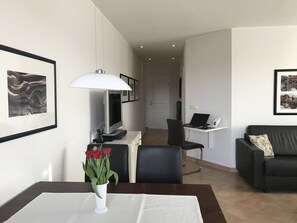 TV, ping pong, books, stereo