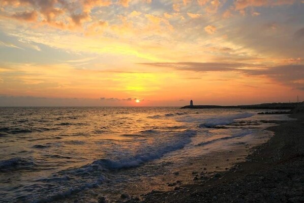 Beach nearby, sun-loungers - Adorable studio ... between sky and sea .... (Sausset-les-Pins)