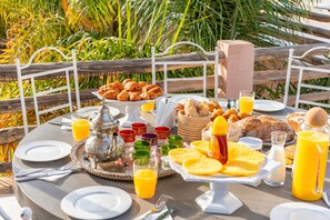 بوفيه فطور مجانًا يوميًا