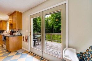 Fridge, microwave, oven, stovetop - A Woodsy Retreat Surreounded by nature (Sturgeon Bay)