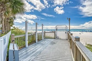 Plage, chaises longues, serviettes de plage