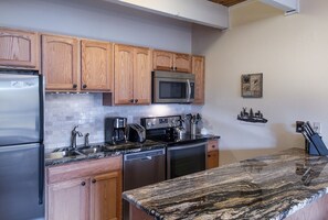 Frigorífico, microondas, placa de cocina y lavavajillas