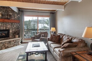 Een televisie en een open haard