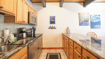 Coffee/tea maker, fridge, microwave, stovetop