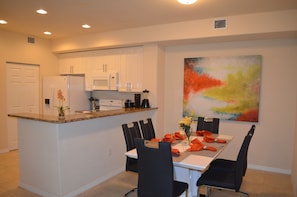 Apartamento de lujo, varias camas, no fumadores, vistas al jardín | Servicio de comidas en la habitación