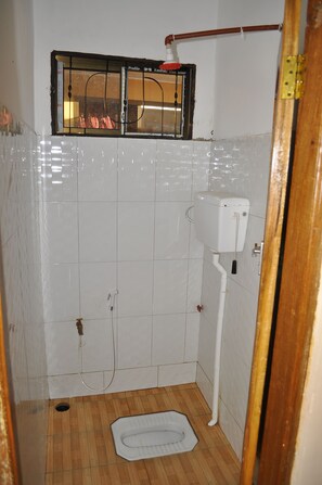 Family Apartment, 6 Bedrooms | Bathroom | Shower, rainfall showerhead, free toiletries, slippers