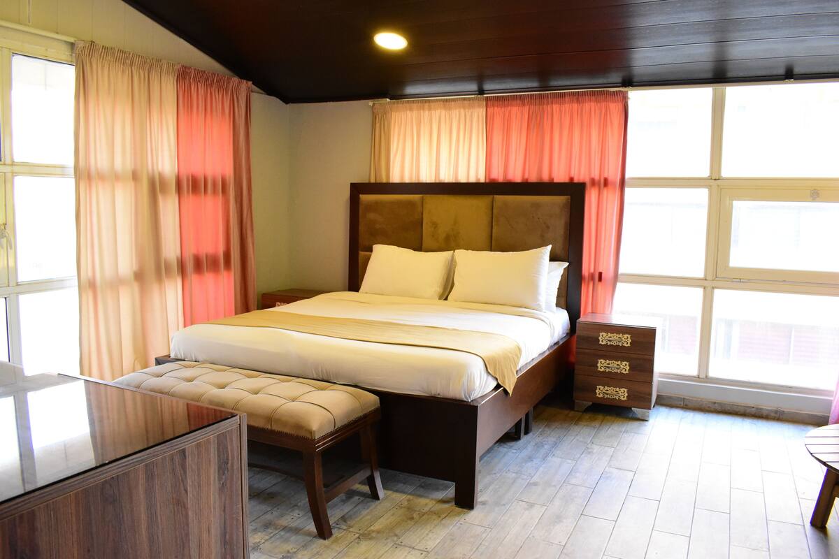 Ropa de cama de alta calidad, minibar, caja fuerte y cortinas opacas