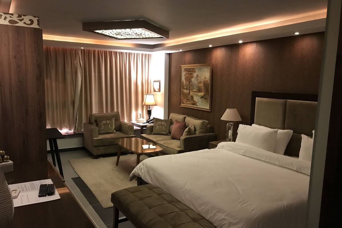 Ropa de cama de alta calidad, minibar, caja fuerte y cortinas opacas