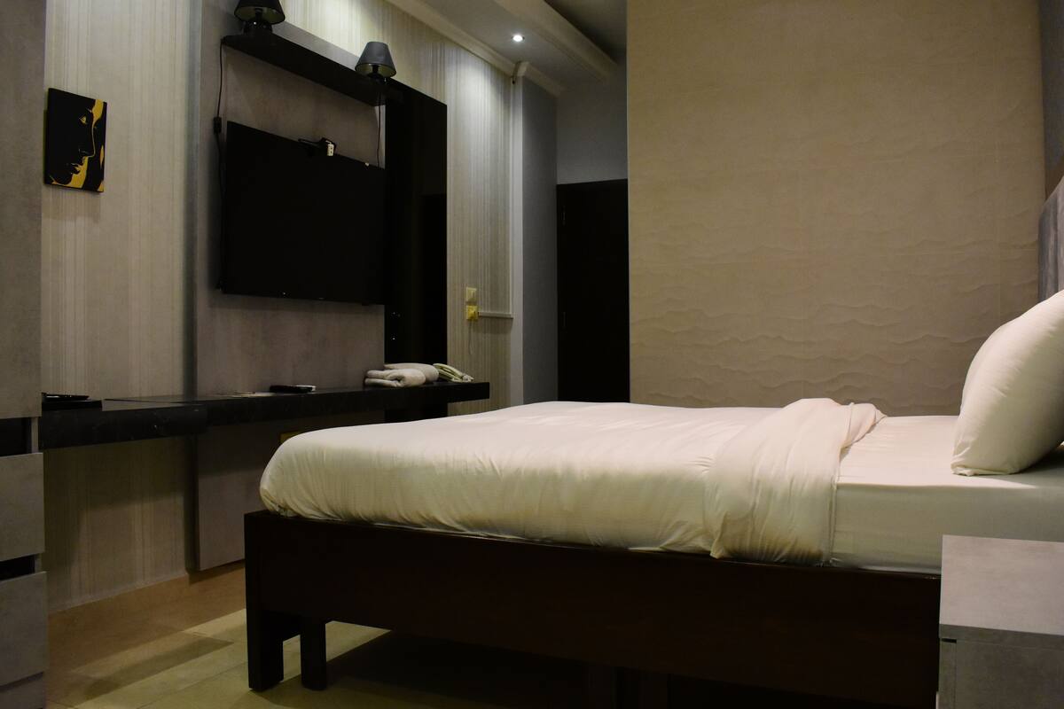 Habitación individual | Ropa de cama de alta calidad, minibar, caja fuerte y cortinas opacas