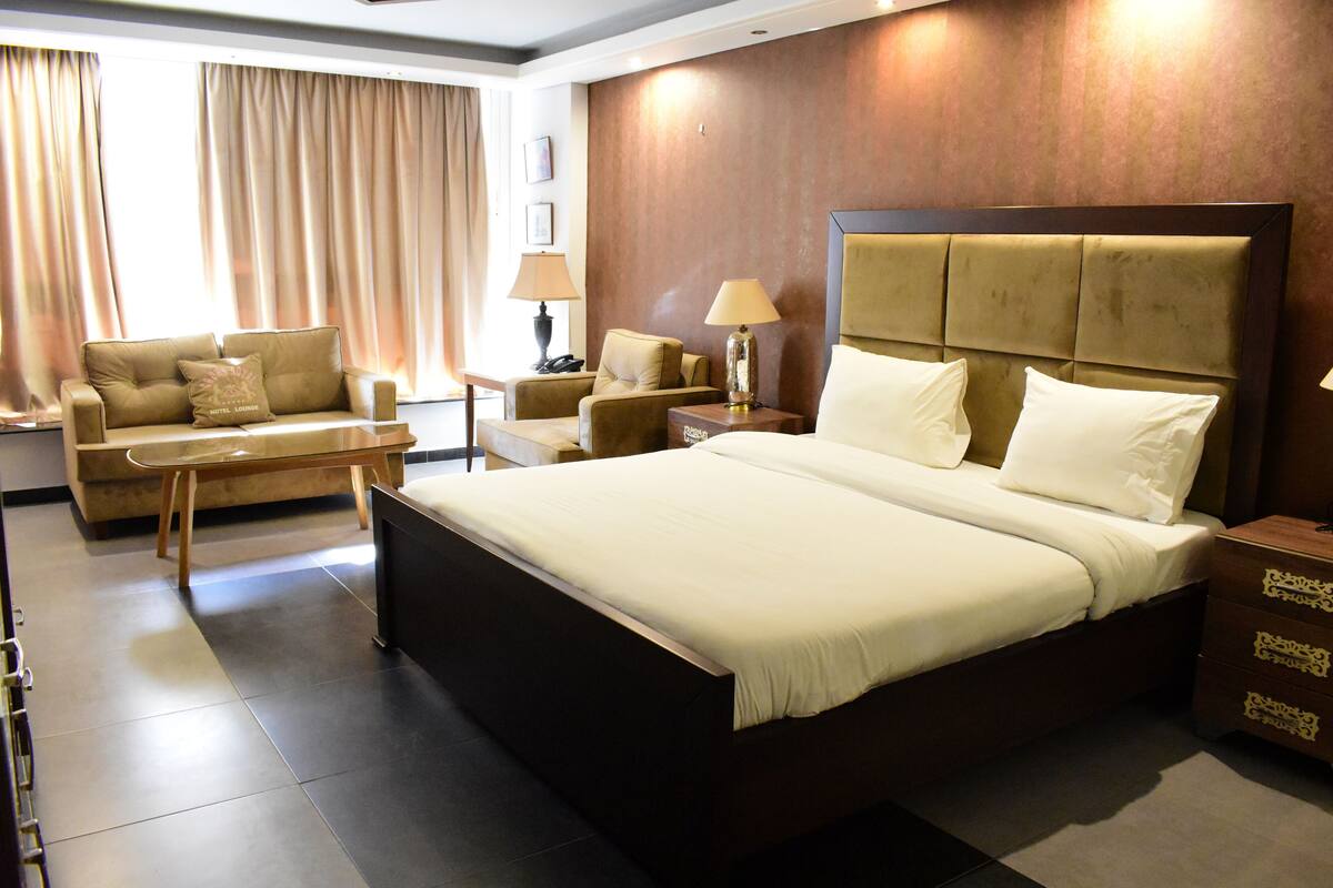Ropa de cama de alta calidad, minibar, caja fuerte y cortinas opacas