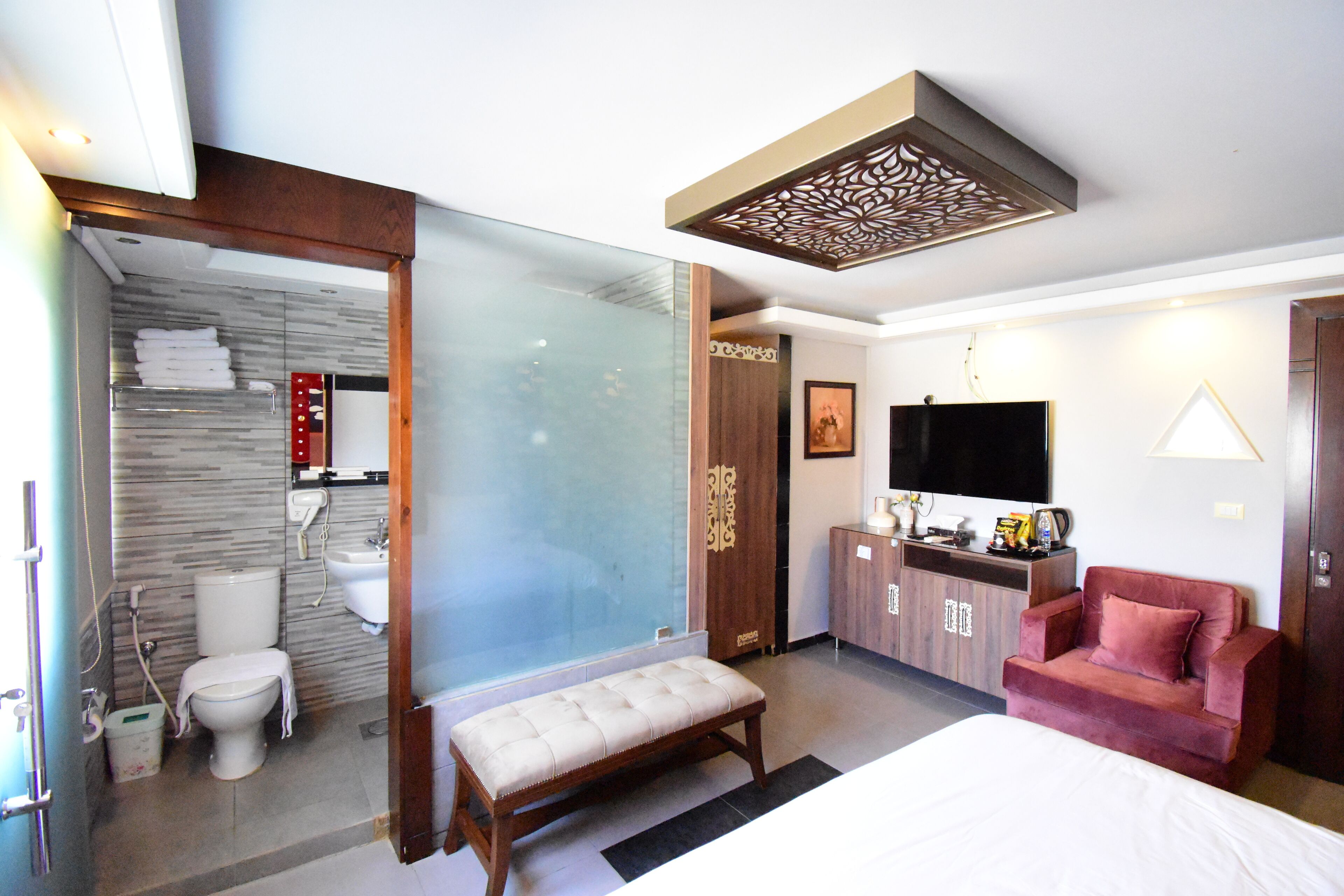 deluxe single room | premium bedding, minibar, in-room safe, blackout curtains