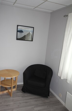 Basic Single Room, 1 Large Twin Bed, Non Smoking | Cribs/infant beds, rollaway beds, free WiFi, bed sheets - Myre Overnatting (Oksnes)