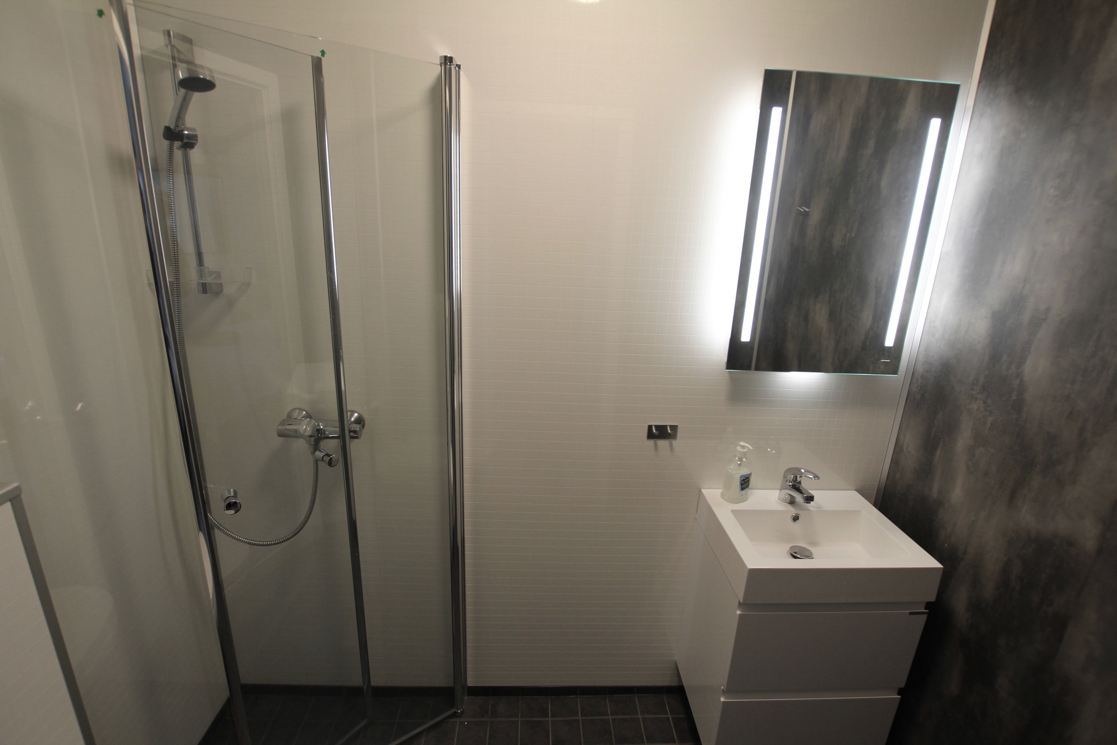 Basic Single Room, 1 Large Twin Bed, Non Smoking | Bathroom | Shower, hair dryer