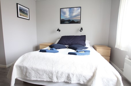 Basic Double Room, 1 Double Bed, Non Smoking. Myre Overnatting