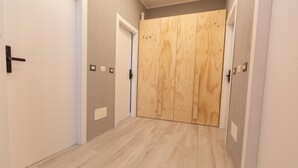 A hallway with wooden doors and light-colored flooring. - Relax nel verde (Segrate)