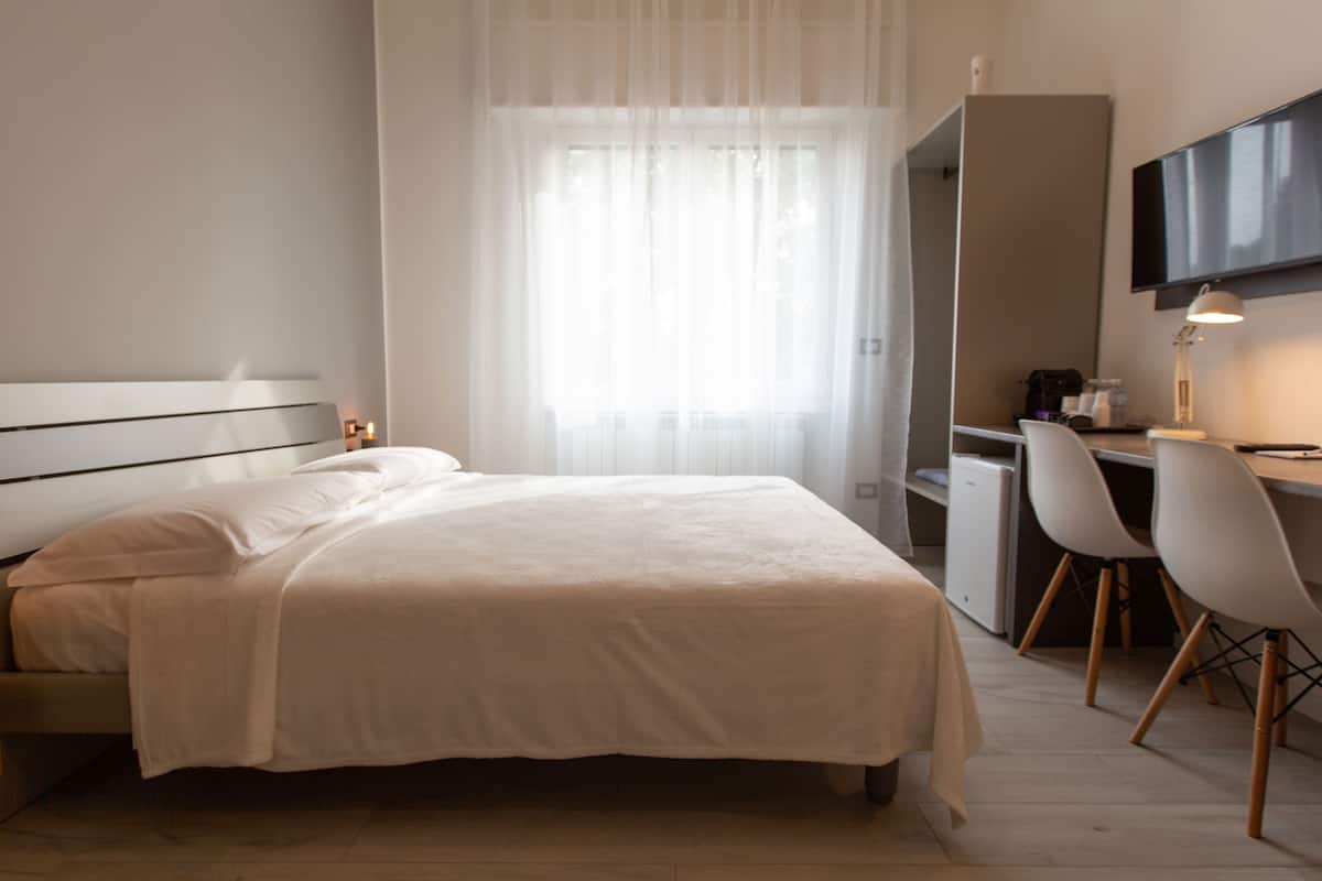 3 bedrooms, premium bedding, down comforters, memory foam beds