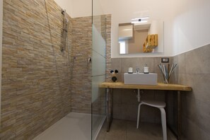 Chambre Triple, salle de bains attenante | Salle de bain