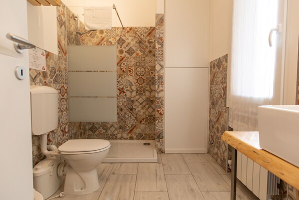 A bathroom with a toilet, shower, and sink. - Relax nel verde (Segrate)