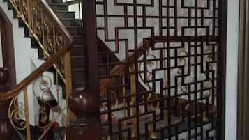 Una escalera con una puerta de diseño geométrico.
