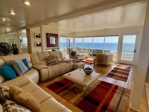 TV, DVD-spiller, filmbibliotek og stereoanlegg