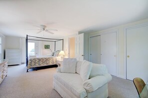 3 bedrooms, iron/ironing board, WiFi, bed sheets - Walk to Nauset Beach NEW AC System! (Orleans)