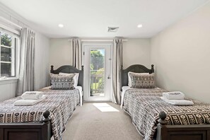 3 bedrooms, iron/ironing board, WiFi, bed sheets - Walk to Nauset Beach Central AC System! (Orleans)