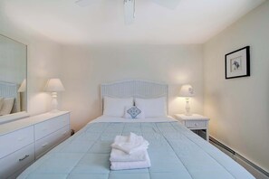 3 bedrooms, iron/ironing board, WiFi, bed sheets - Walk to Nauset Beach Central AC System! (Orleans)