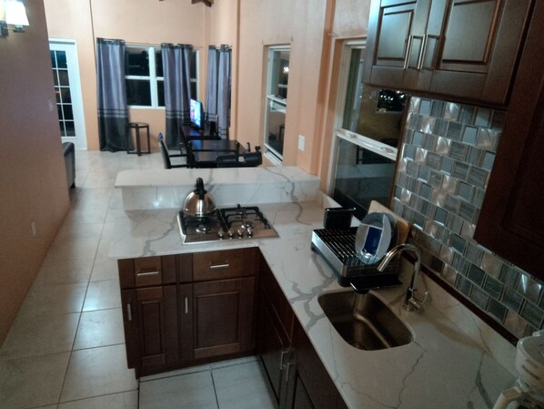 冰箱、微波炉、烤箱、炉灶