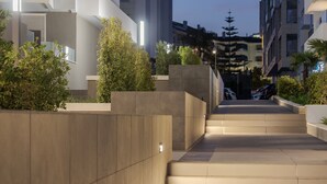 Un bâtiment urbain moderne doté d’un escalier menant à un niveau supérieur.