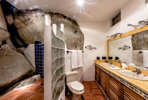 Douche, sèche-cheveux, serviettes fournies, savon