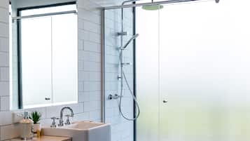 Dusche, Haartrockner, Handtücher, Seife