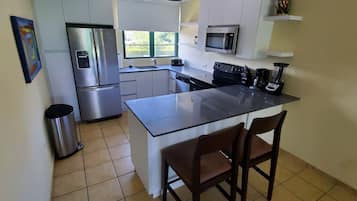 Een koelkast, een magnetron, een oven, een kookplaat