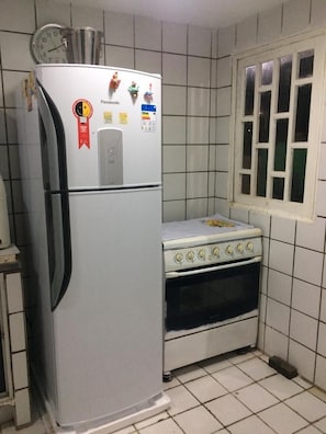 Geladeira, micro-ondas, cooktop, cafeteira/chaleira